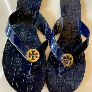 Tory Burch Navy blue flip flops in a very good condition hardly used waterproof